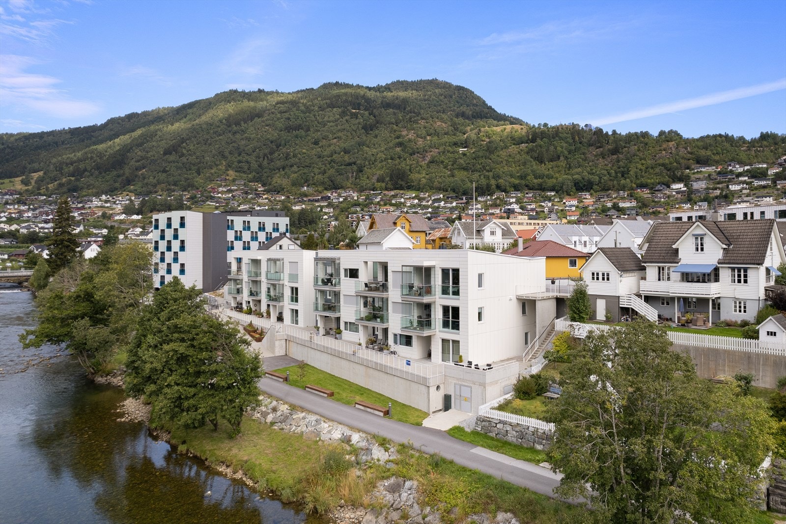 Leilegheita ligg som midtleilegheit i øvste etasje. Galleribilde