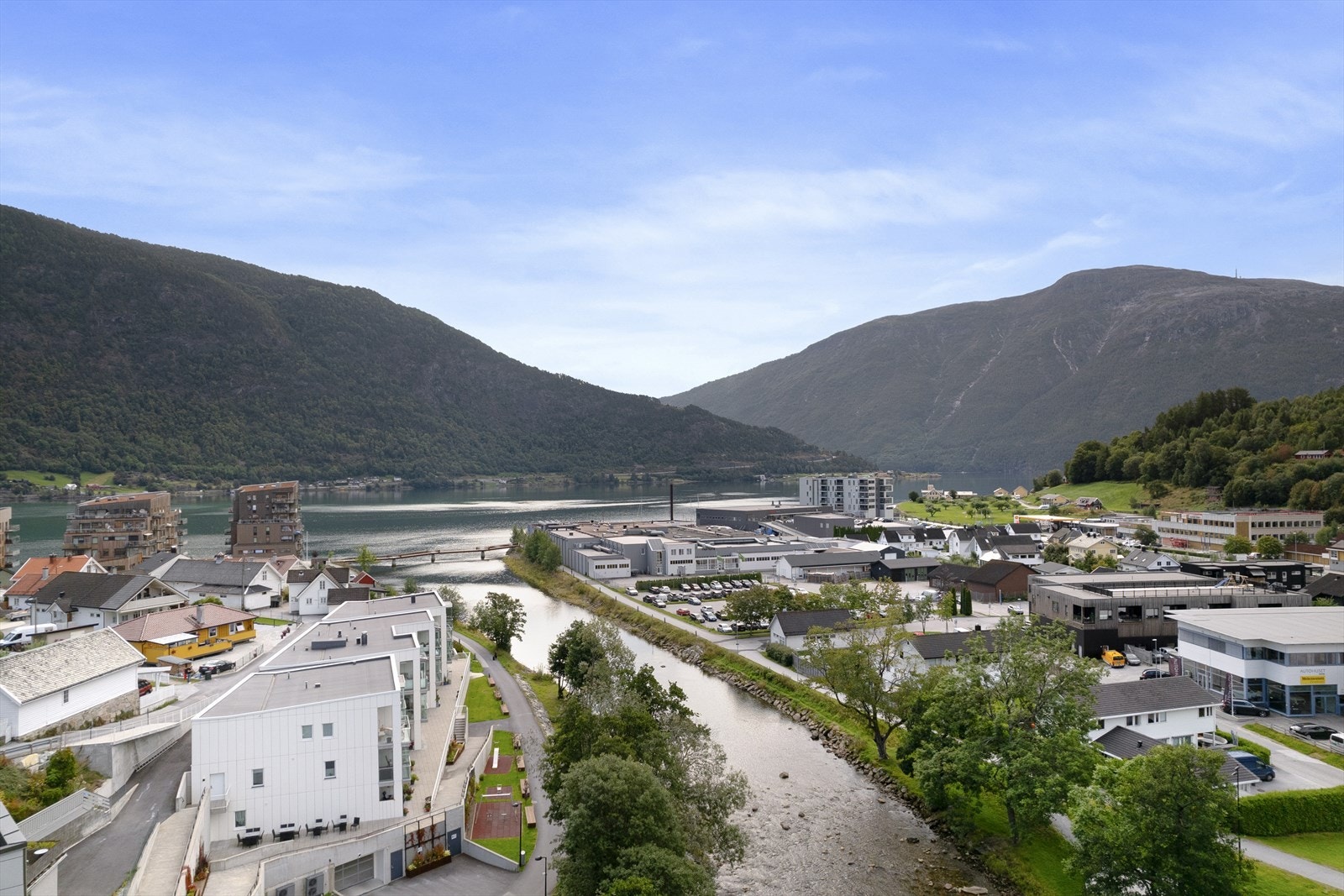 Her bur du lettvint til, med privat tilkomst frå bakkeplan og parkering i garasjekjellar. Galleribilde