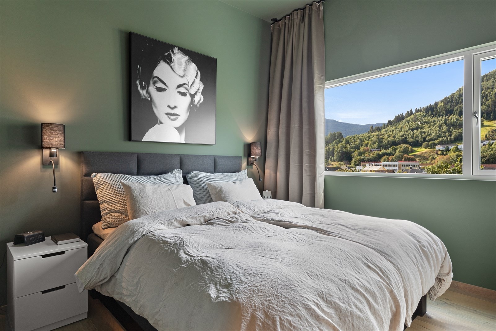 Hovudsoverommet er romsleg, med god plass til ei stor seng og annan innreiing. Rommet er måla i ein dempa grønnfarge som, skapar eit lunt og stemningsfullt rom å kvile i. Galleribilde