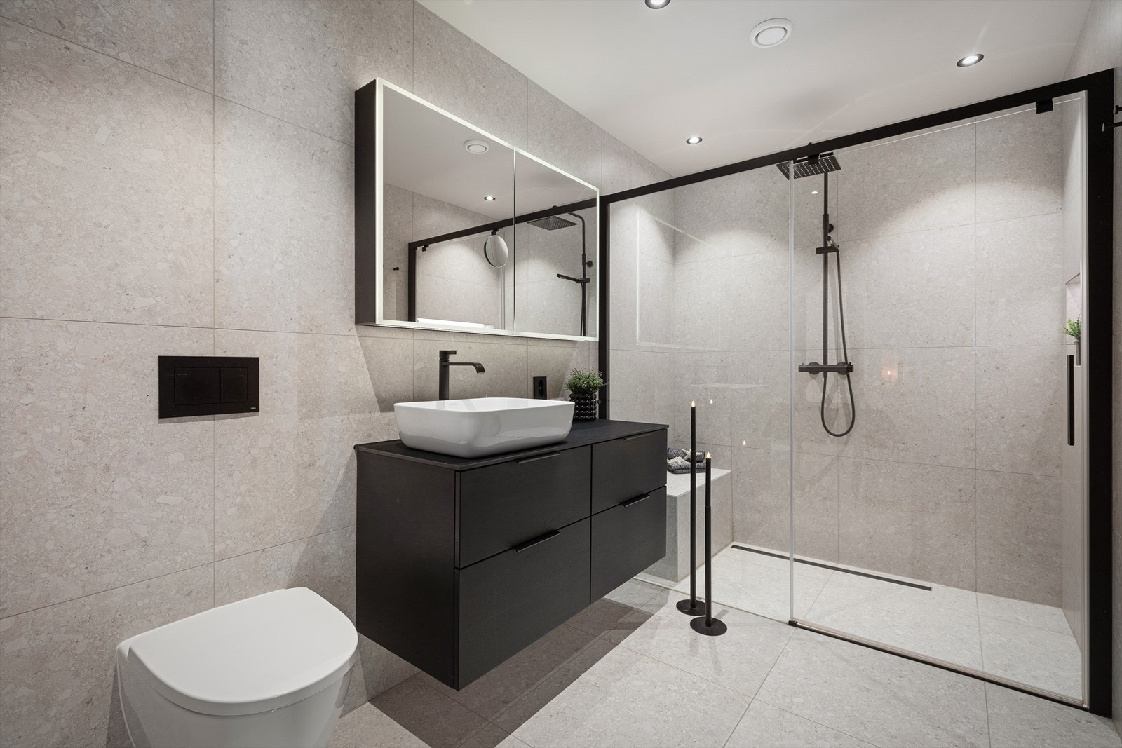 Stilig heilflisa bad med varmekablar i golv. Galleribilde