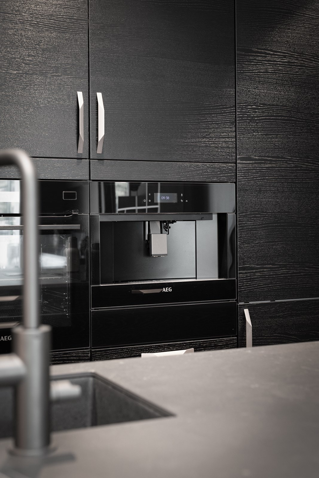 Integrert i kjøkenet finn du også ei praktisk varmeskuff, perfekt for å halde middagen varm medan du samlar familie og vener rundt bordet. Galleribilde