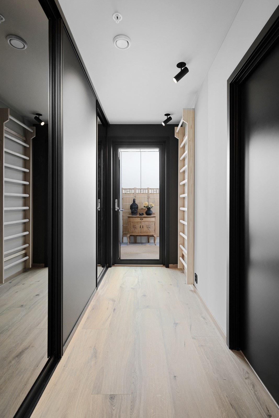 Gang inn til hovedsoverom og bad, her er og tilkomst ut til bustadens andre innglasa balkong. Gangen er praktisk innreia med ein romsleg påkosta skyvedørsgarderobe på venstre side. Galleribilde