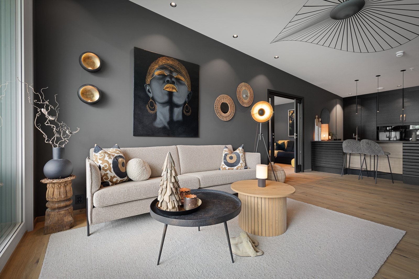 Leilegheita som er oppført i 2023, held svært god standard med mange smakfulle tilval. Galleribilde