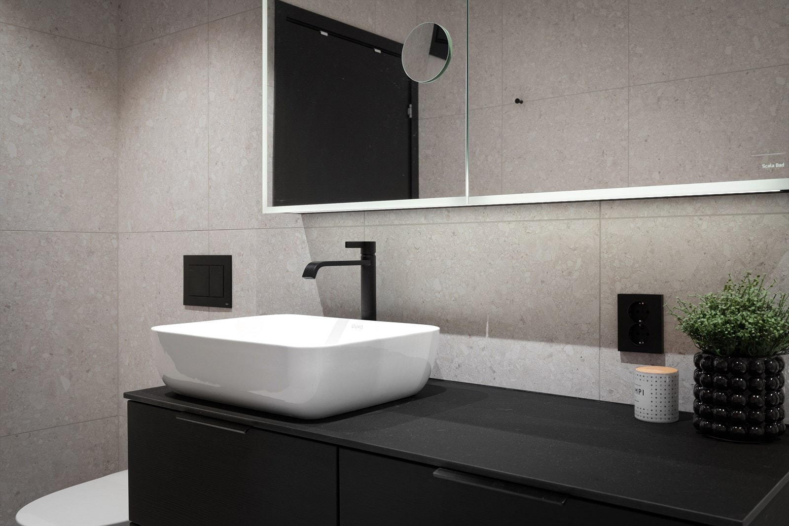 Rommet er smakffult innreia med nedfelt servant, veggmontert toalett og takdusj. Galleribilde