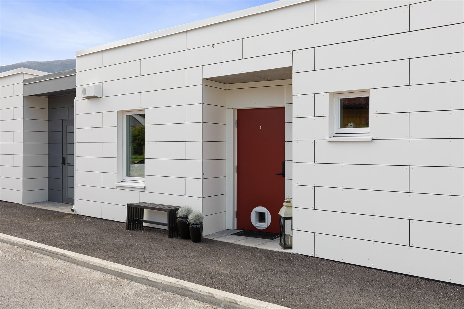 Tilkomst via eit overbygd inngangsparti. Her bur ein på plan med Sogndalsfjøra. Ein kan enkelt gå til Sogningen, kulturhuset, kafear og andre tilbod i sentrum utan å måtte gå ein høgdemeter. Galleribilde