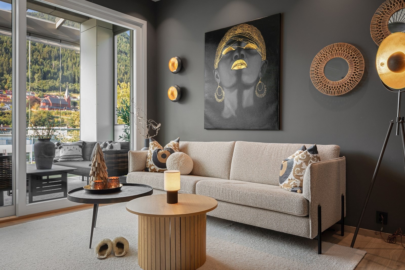 I stova er det store vindauge i front som slepp inn mykje naturleg lys. Det er montert på screens på vindauger som vender mot elva. Galleribilde