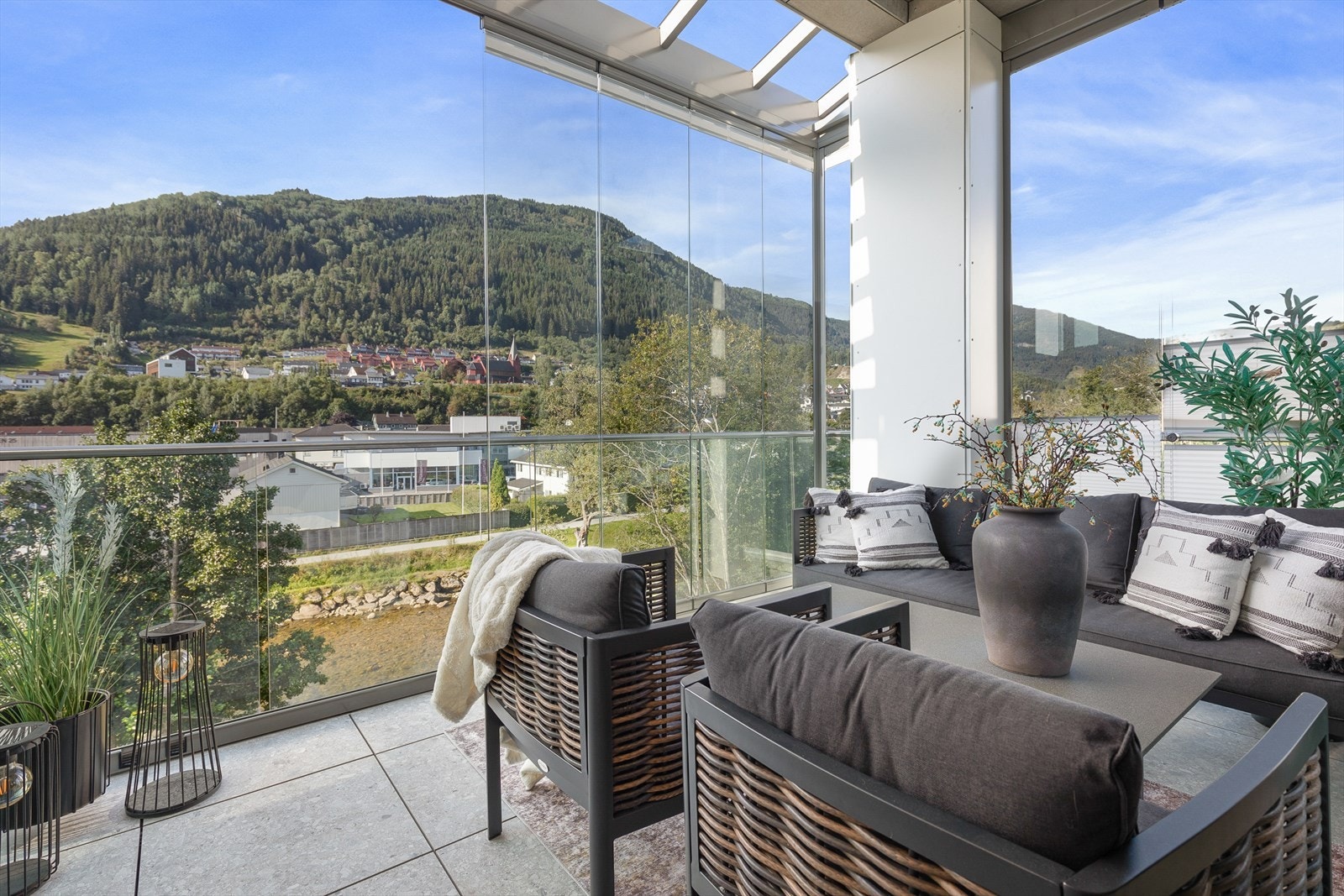 Frå stova er det tilkomst ut til ein innglasa balkong av god størrelse. Galleribilde