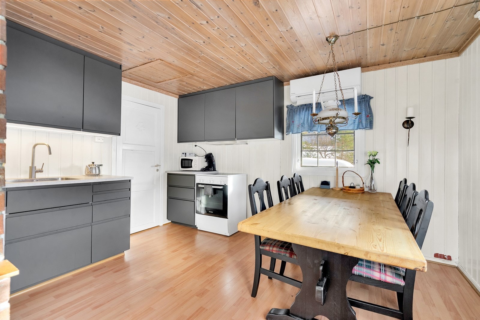 Nyere praktisk kjøkkeninnredning Galleribilde