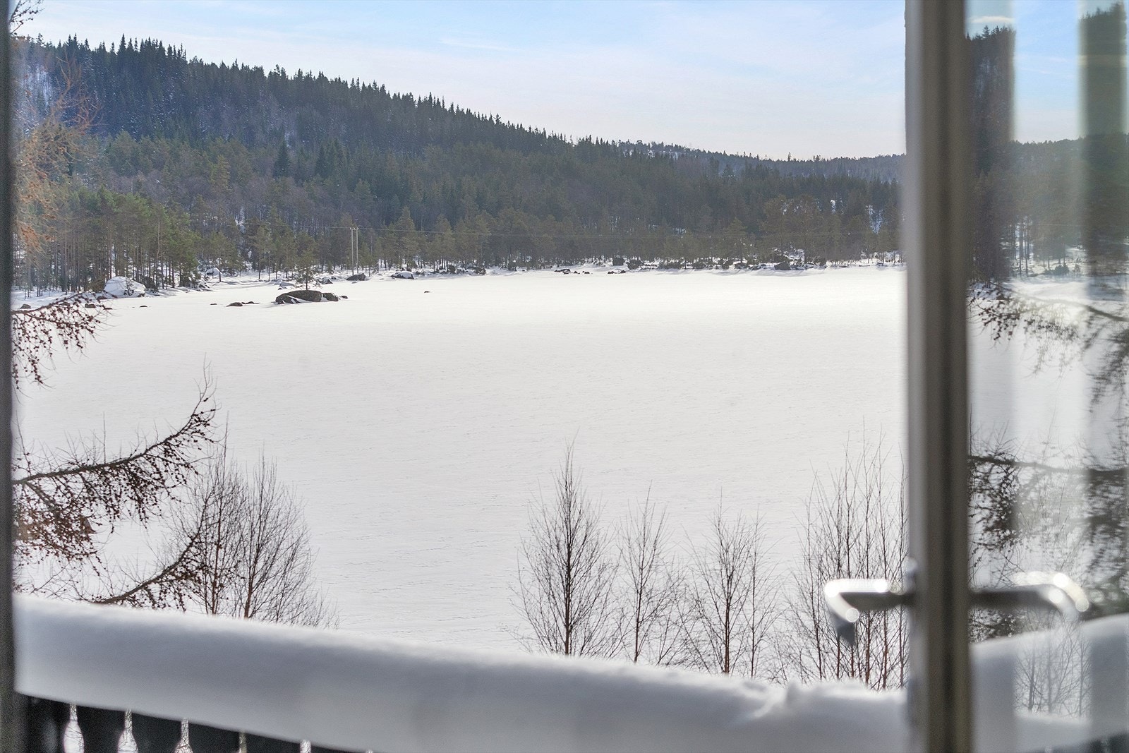 Utgang til romslig terrasse med utsikt over Vasslandstjønn Galleribilde