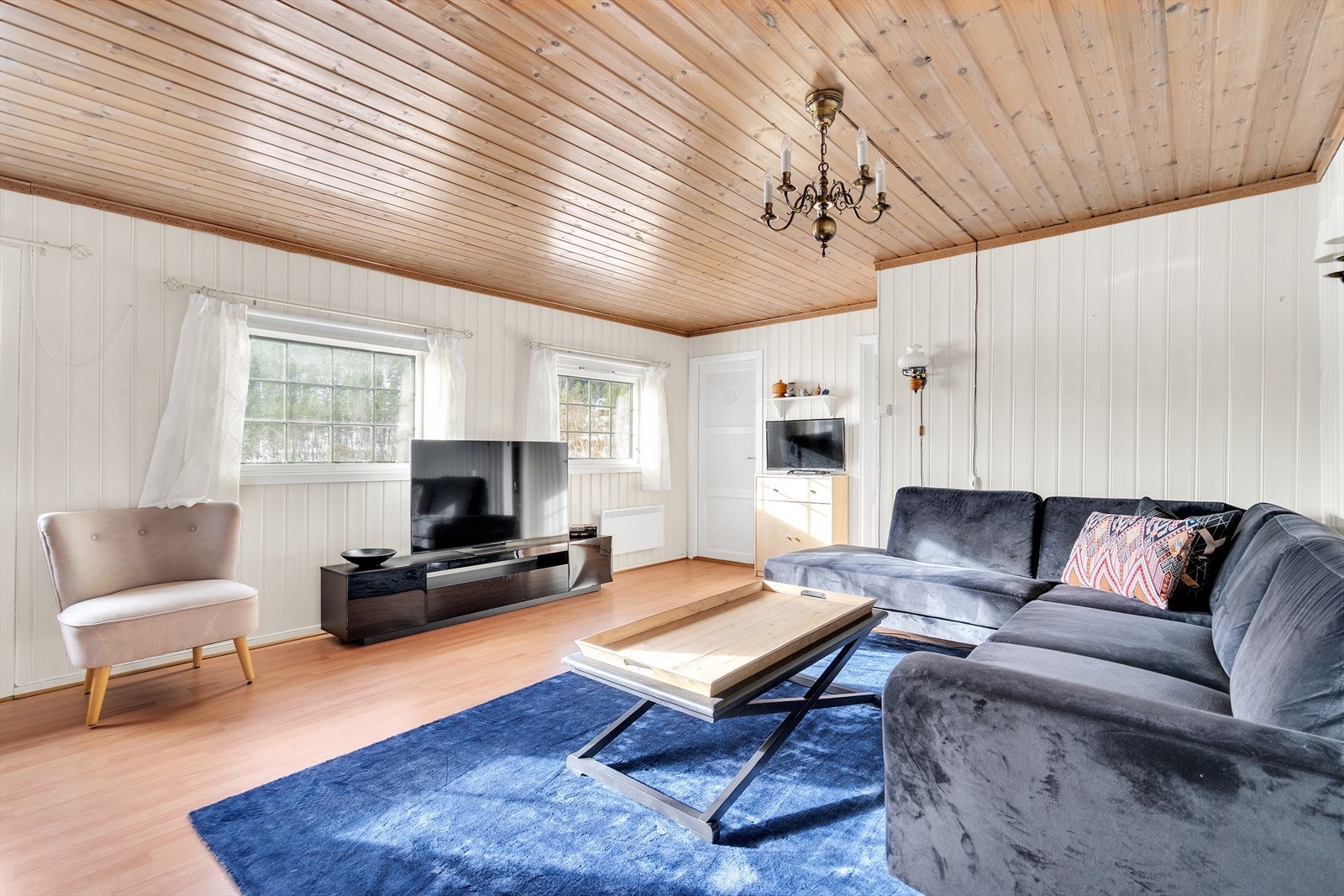 Rikelig med lysinnslipp og plass til sofagruppe Galleribilde