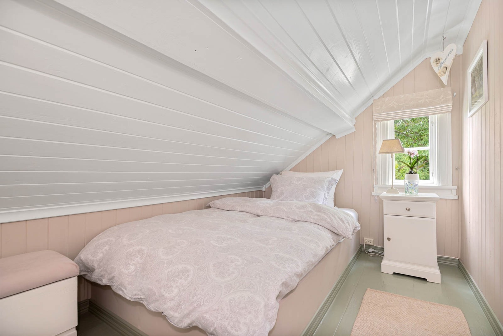 Mindre soverom med plassbygd seng og ekstra koselig atmosfære Galleribilde