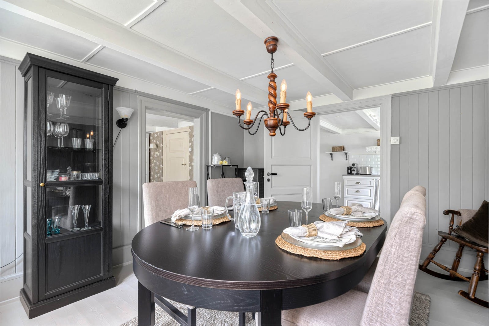 Spisestue med tilknytning til kjøkken Galleribilde