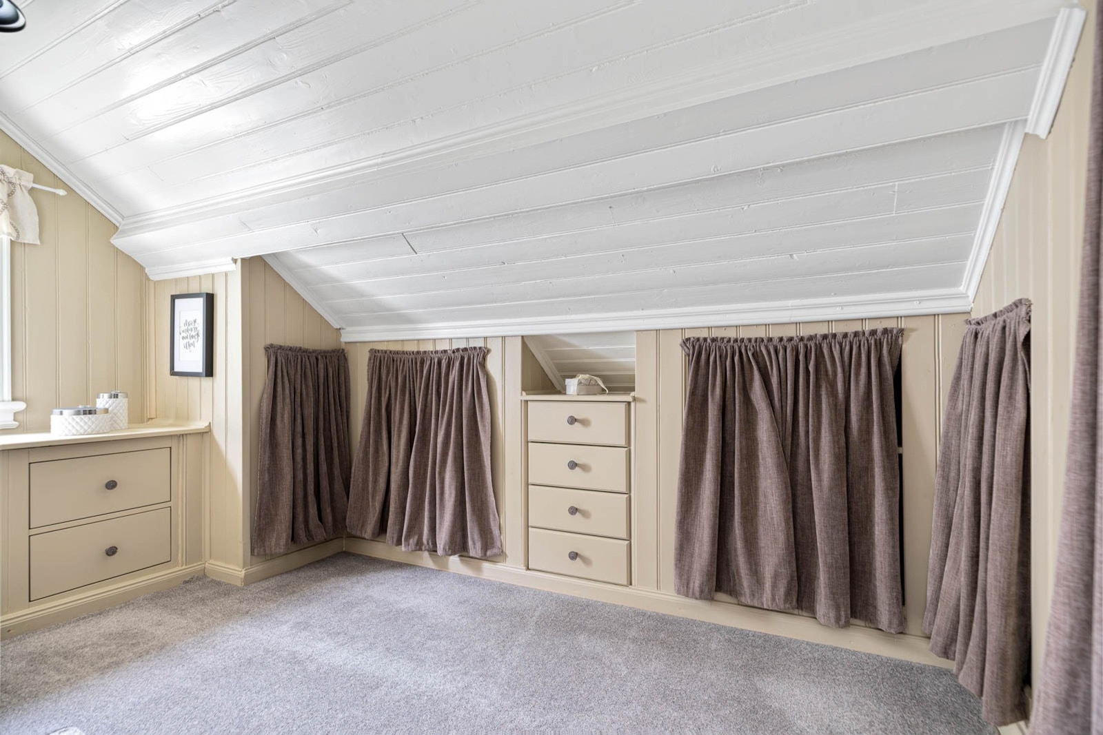 Walk-in-closet med plassbygde, særegne og svært passende løsninger Galleribilde