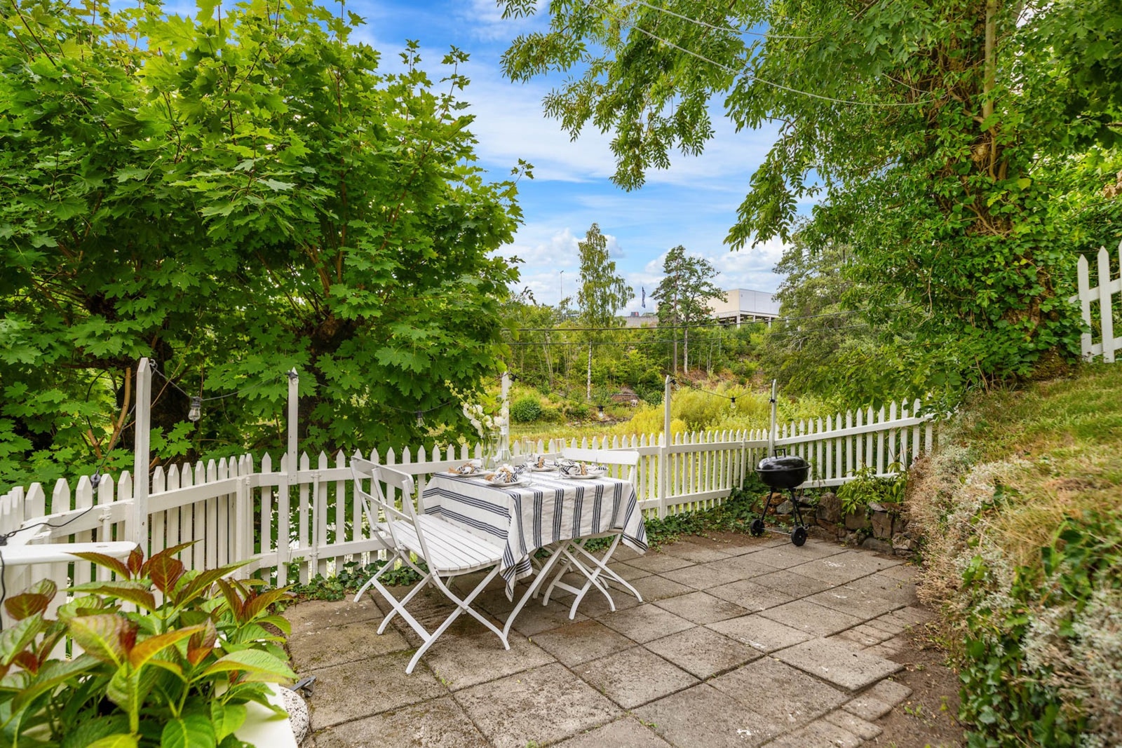 Fra tomten er det utsikt mot vannet Galleribilde