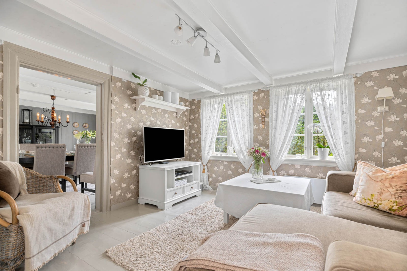 En bolig med helt egen atmosfære, der ro og varme merkes med én gang Galleribilde