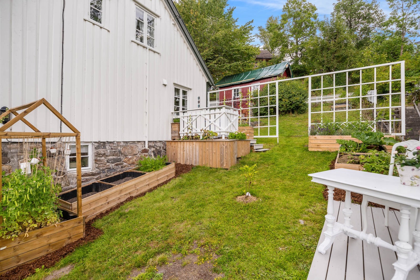 Hagen er nydelig opparbeidet med blant annet pallekasser hvor man kan dyrke til eget bruk Galleribilde