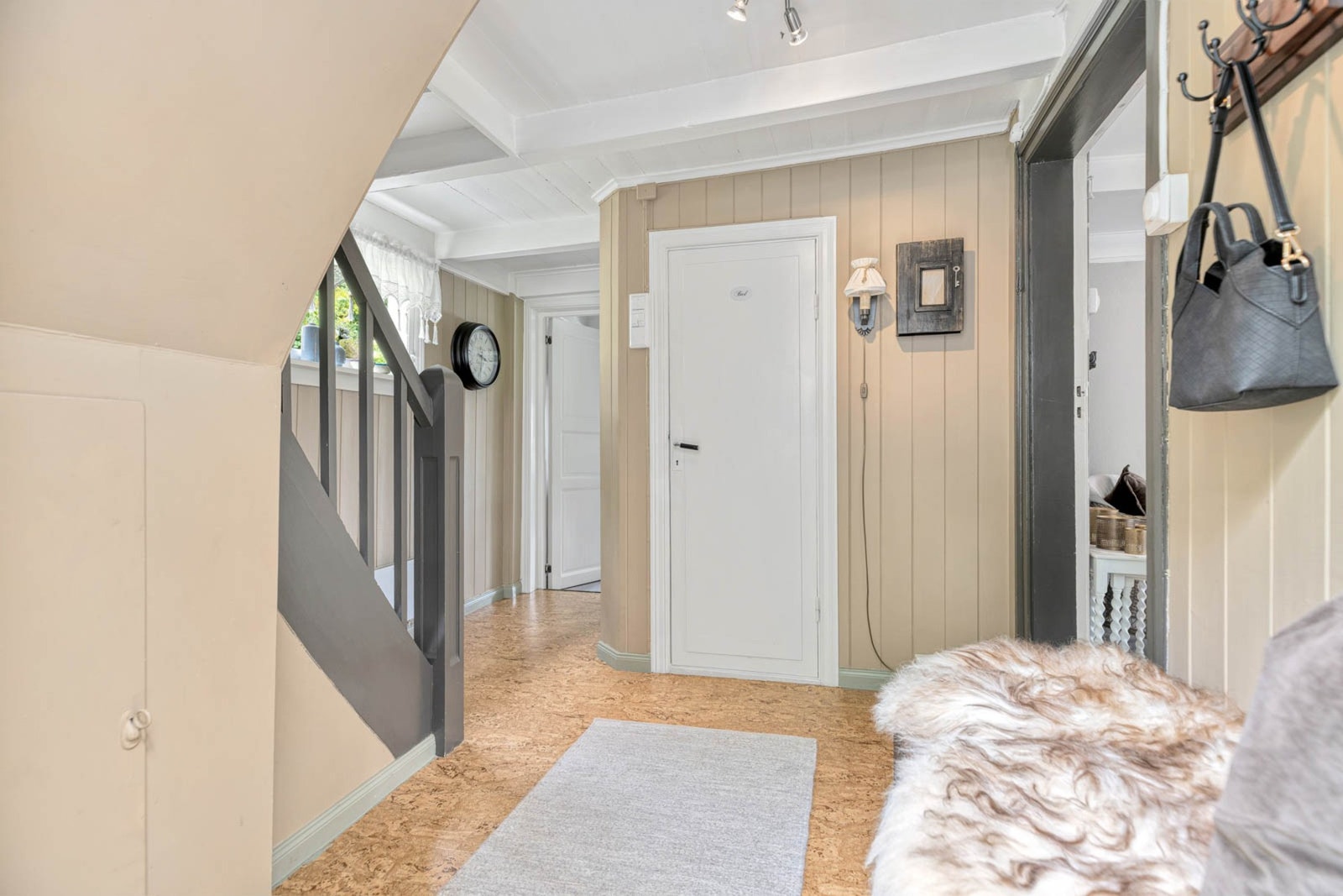 Smart utnyttelse av plass med blant annet bod under trappen Galleribilde