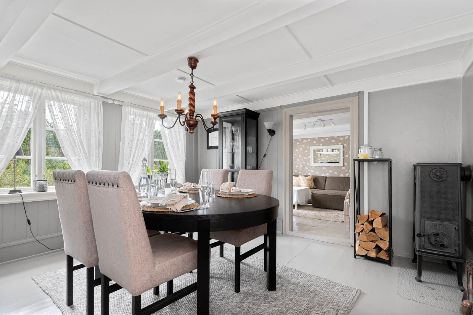 Gjennomgående stil og nydelige tapeter og fargevalg binder rommene fint sammen Galleribilde