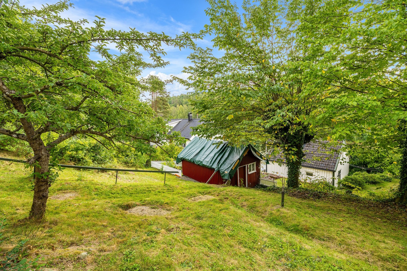 Hage med frukttrær, blomster og gode oppholdsplasser Galleribilde