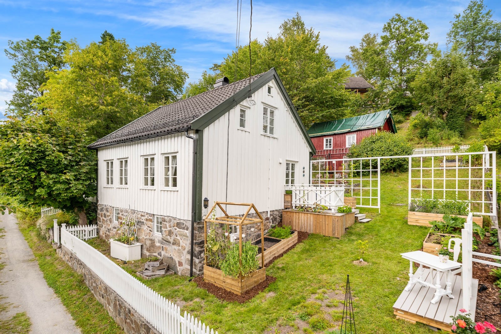 Grønt og frodig uteområde med naturlige soner å nyte fred og ro Galleribilde