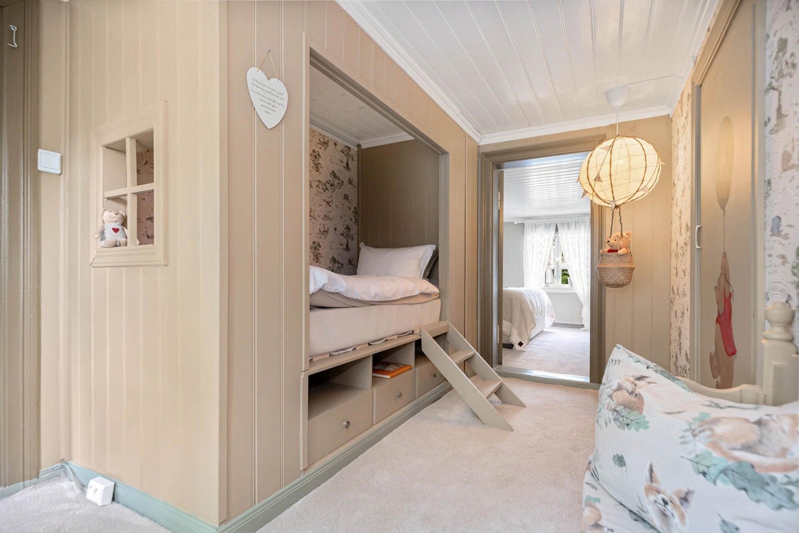 Plassbygd seng med oppbevaring gir både karakter og praktisk bruk Galleribilde