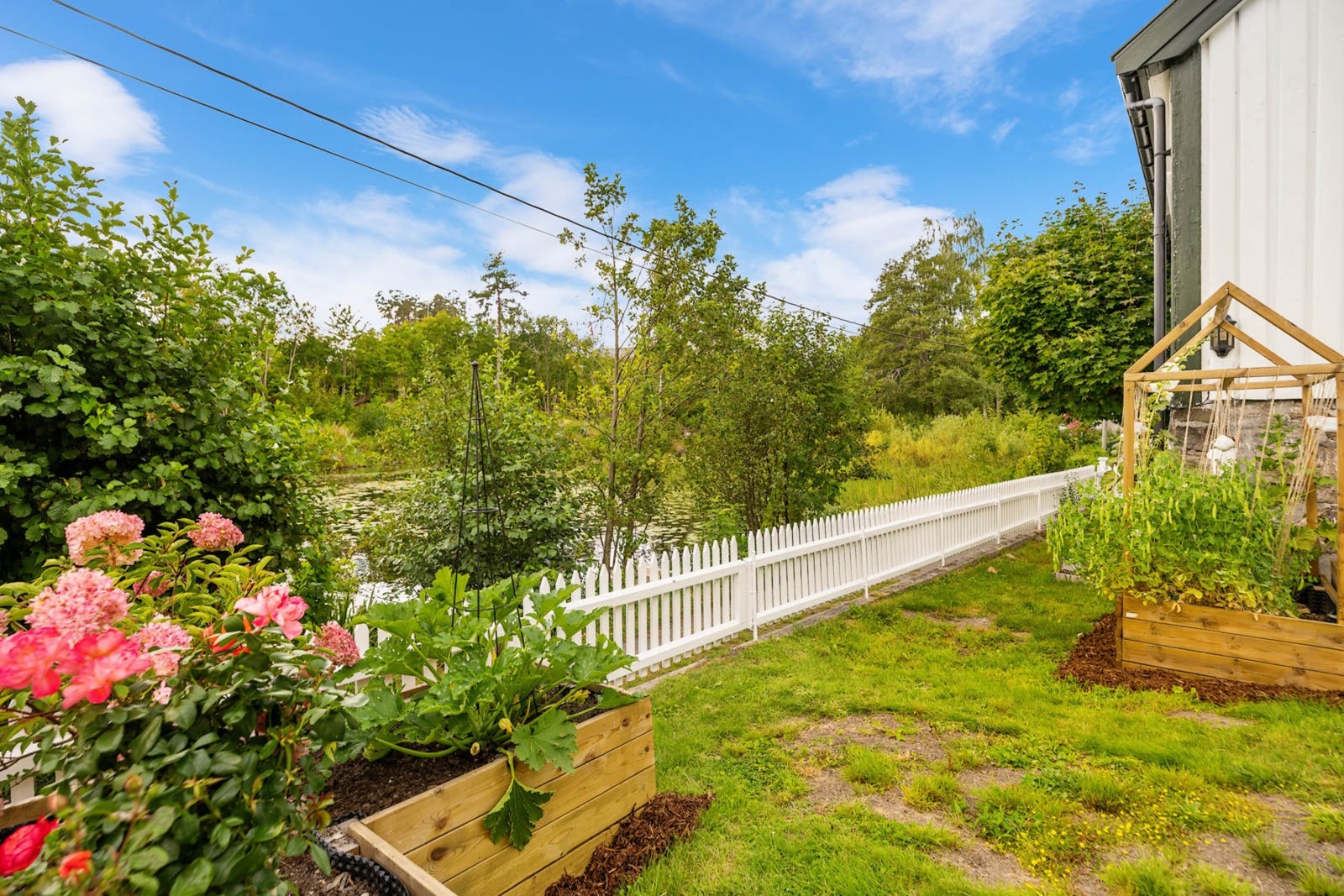 Stakittgjerde er handlaget av selger spile for spile Galleribilde