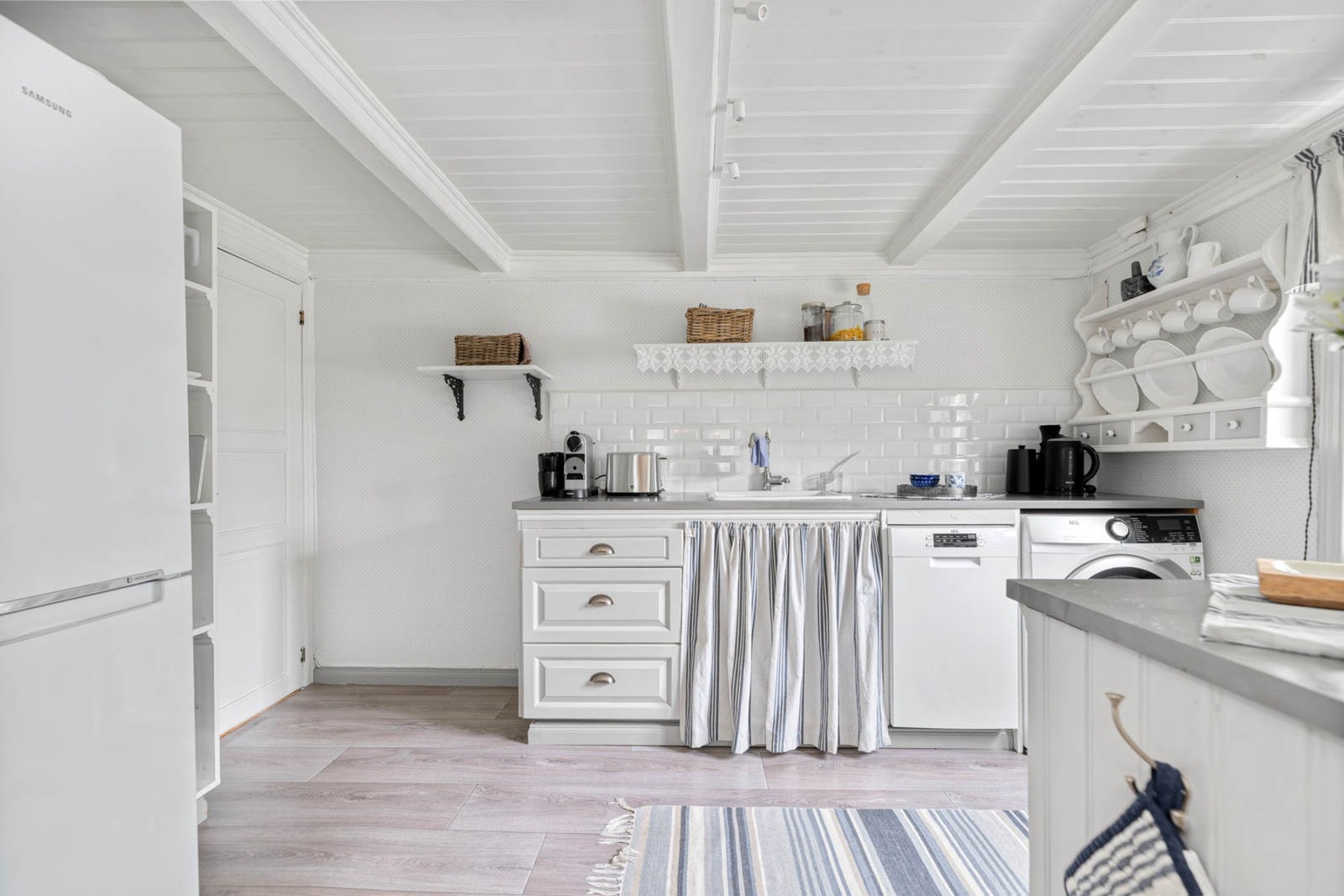 Kjøkken av nyere dato som kombinerer funksjonalitet og sjarm Galleribilde