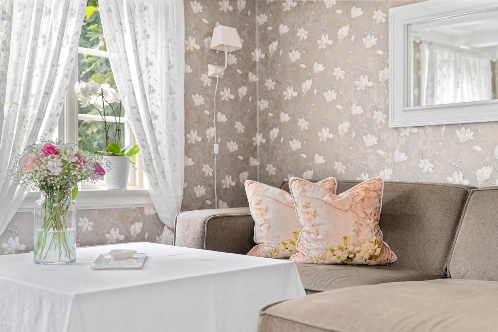 Et hjem med sjel, perfekt for rolige morgener og stemningsfulle kvelder Galleribilde