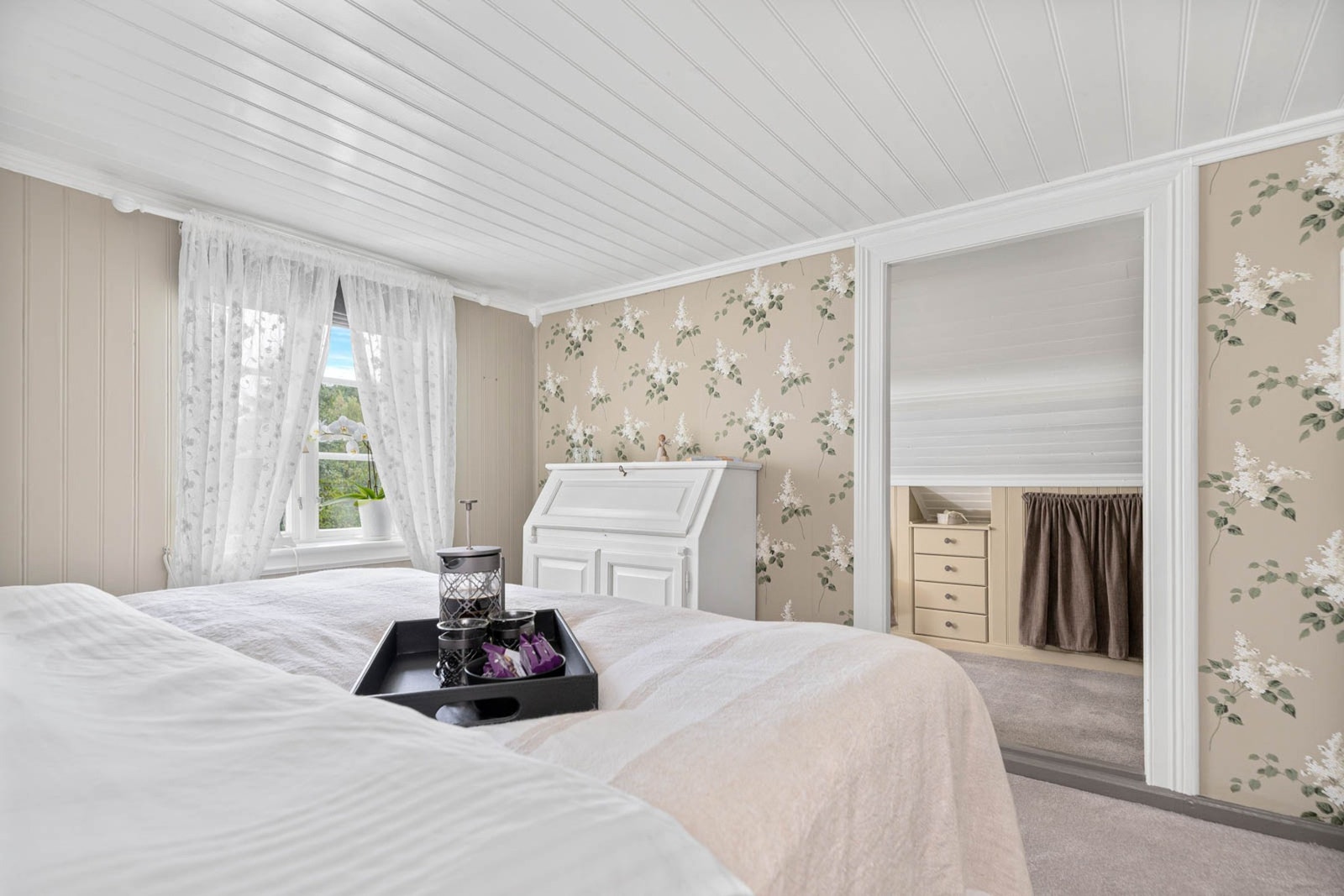 Romslig hovedsoverom med egen walk-in-closet og smarte oppbevaringsløsninger Galleribilde