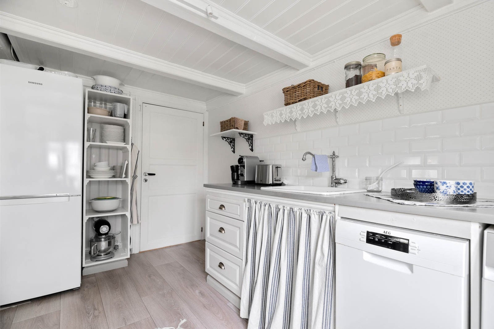 Kjøkken har installert både oppvaskmaskin og vaskemaskin Galleribilde