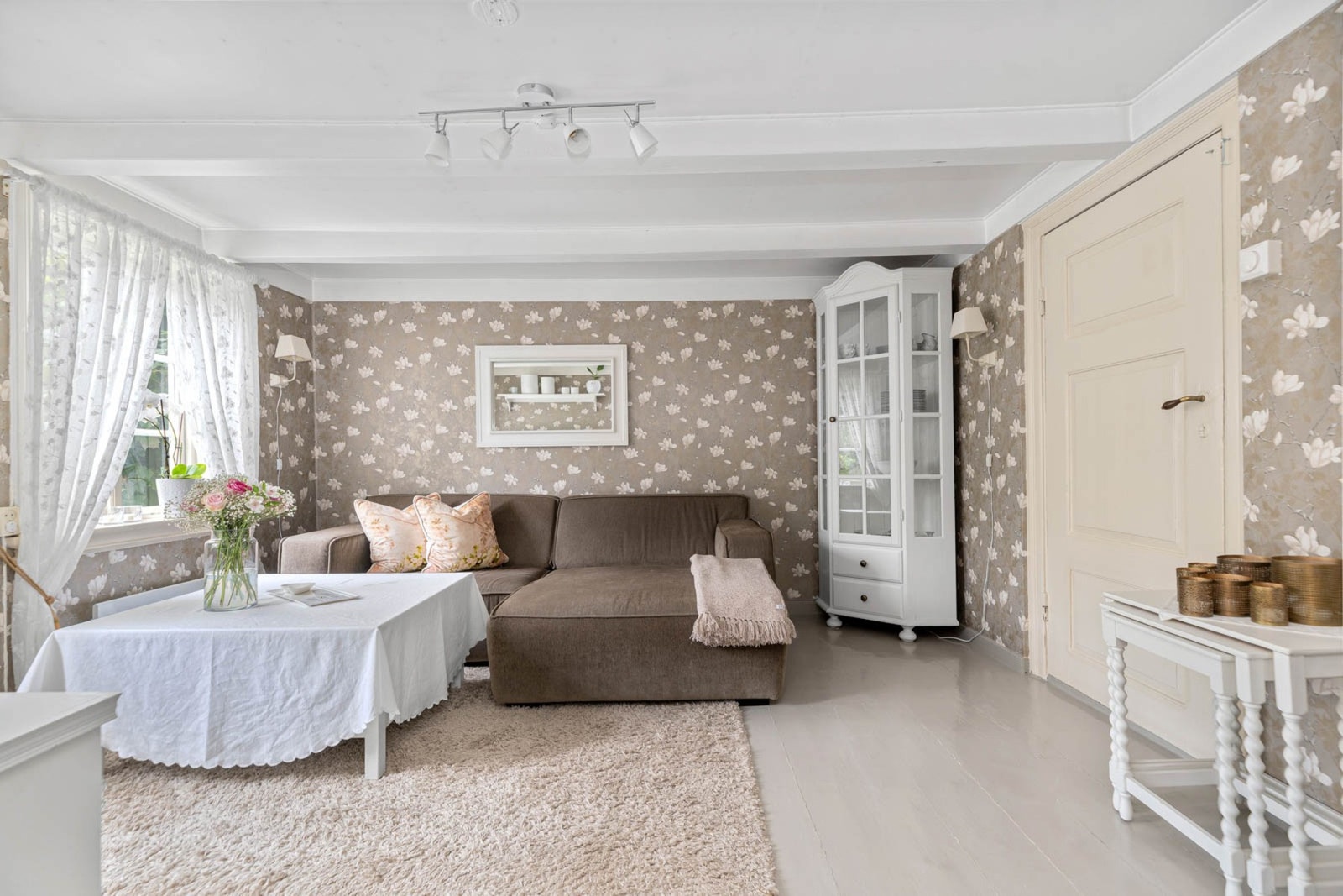 Stuer som inviterer til avslapning, med malte tregulv og vakre overflater Galleribilde