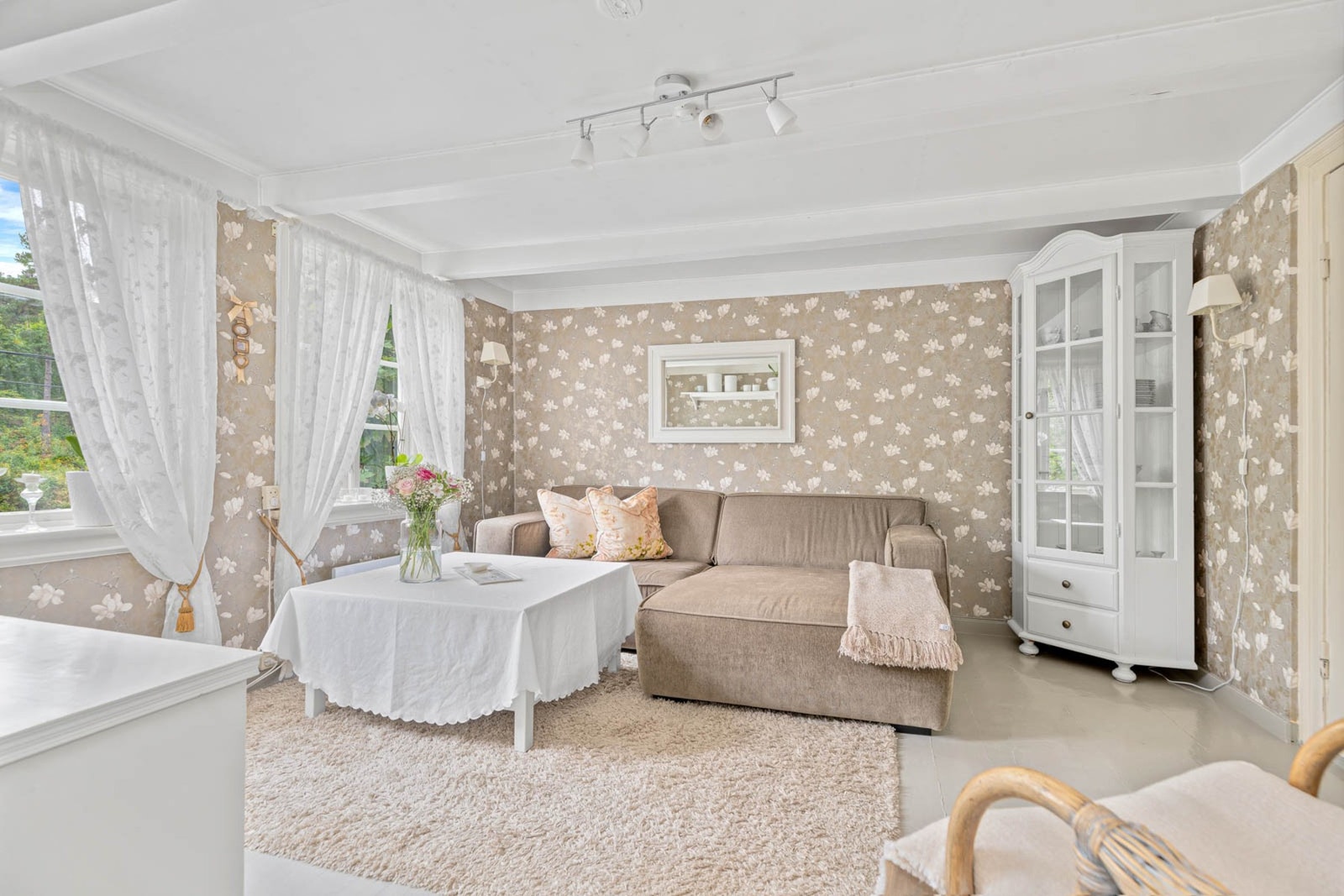 Sjarmerende detaljer og gjennomtenkte fargevalg gir huset en lun og romantisk stil Galleribilde