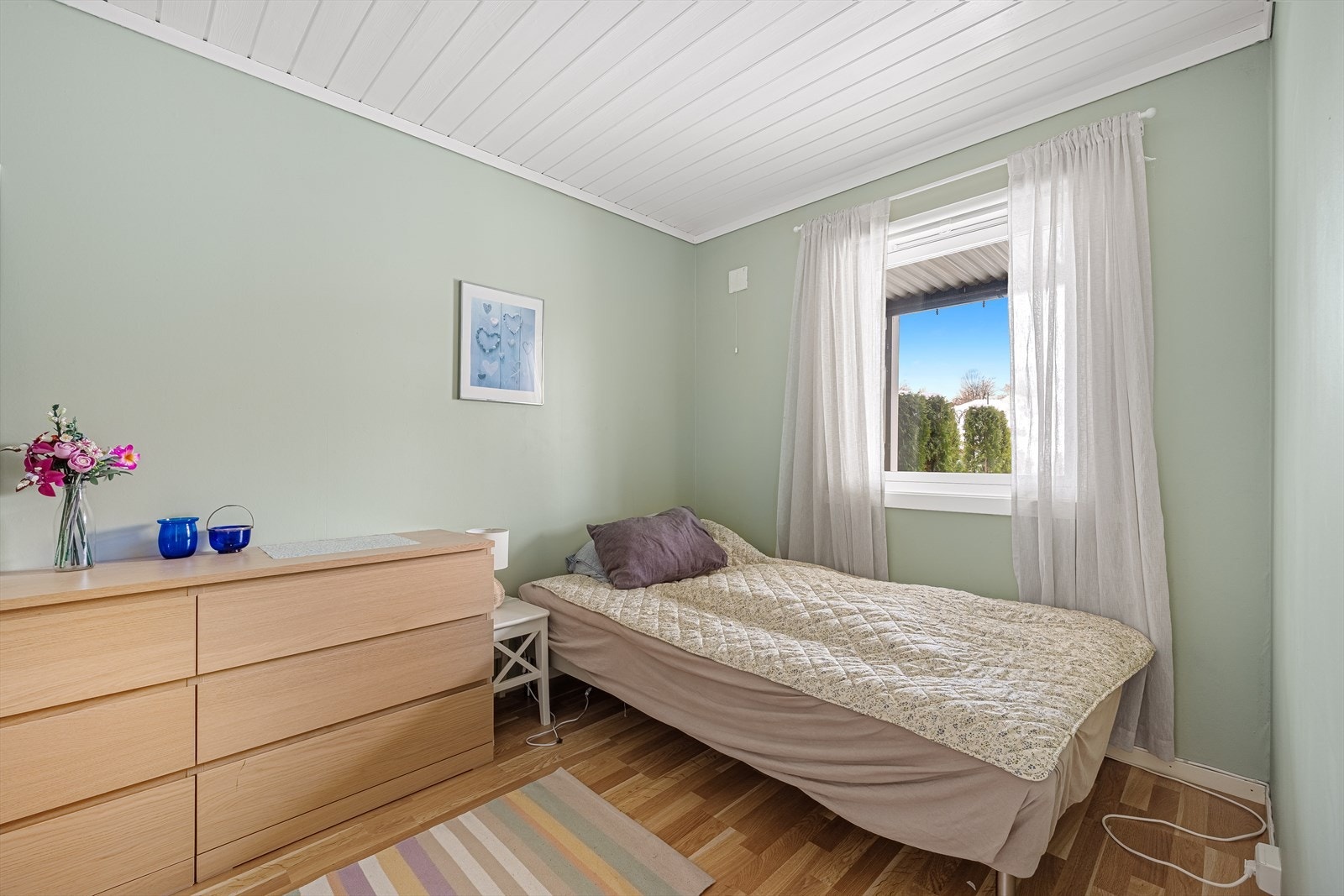 Rommene er begge romslige med plass til både seng, garderobeskap og skrivebord. Galleribilde