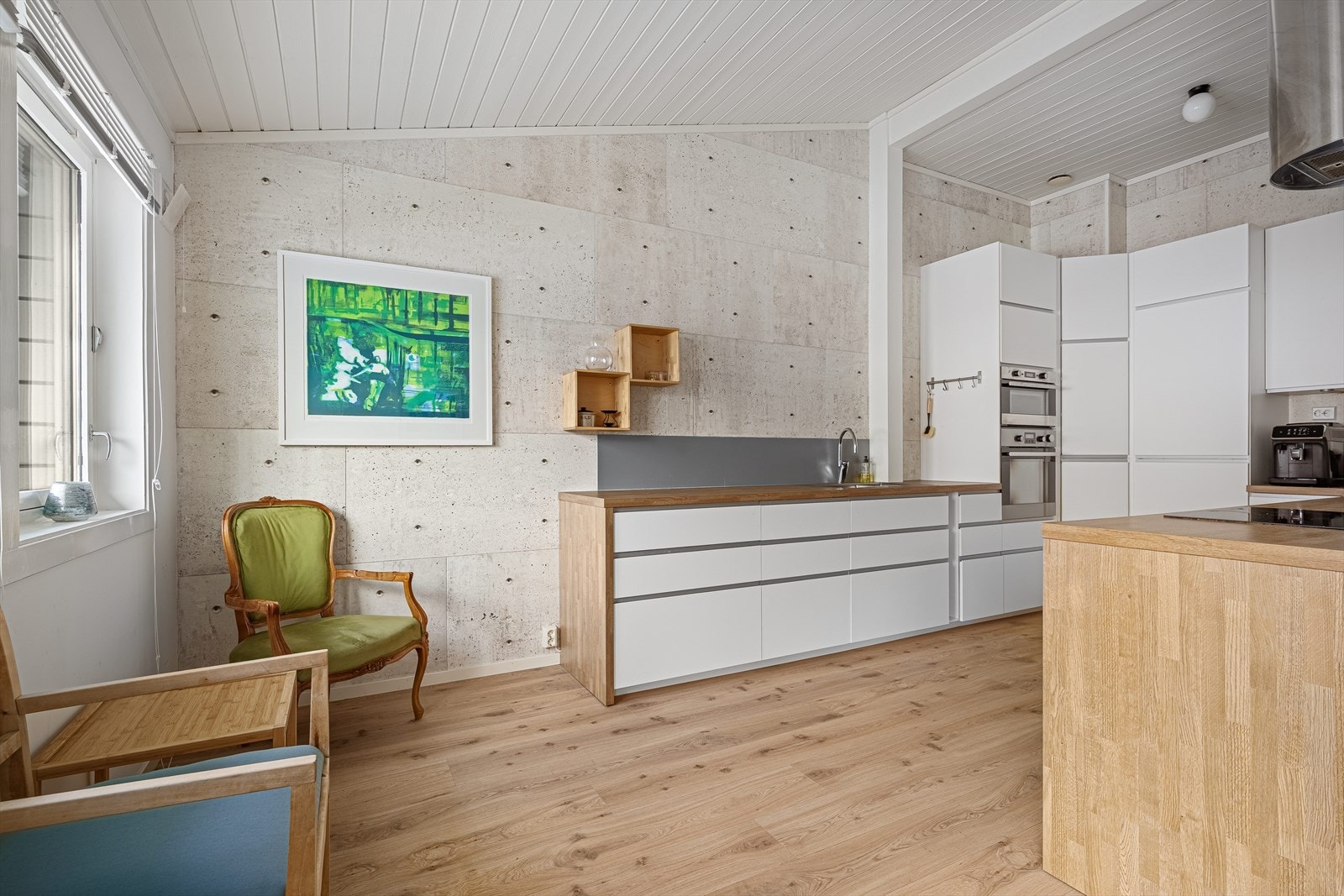 Stort, lekkert kjøkken med god skap/skuff- og benkeplass. Galleribilde