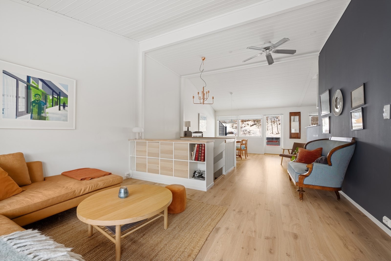 På hovedplan er det stue/spisestue med utgang til veranda, kjøkken og soverom. Galleribilde