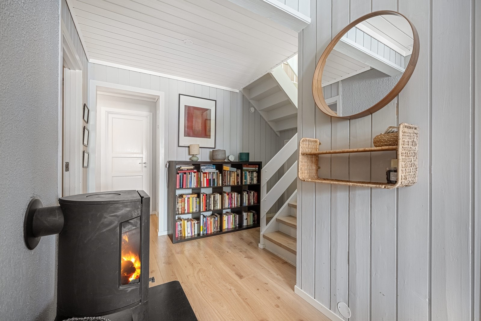 Fra vindfanget er det inngang til gang, to soverom, vaskerom, bad, toalettrom, garderoberom, bod, kott under trappa og adkomst opp til hovedplan. Galleribilde