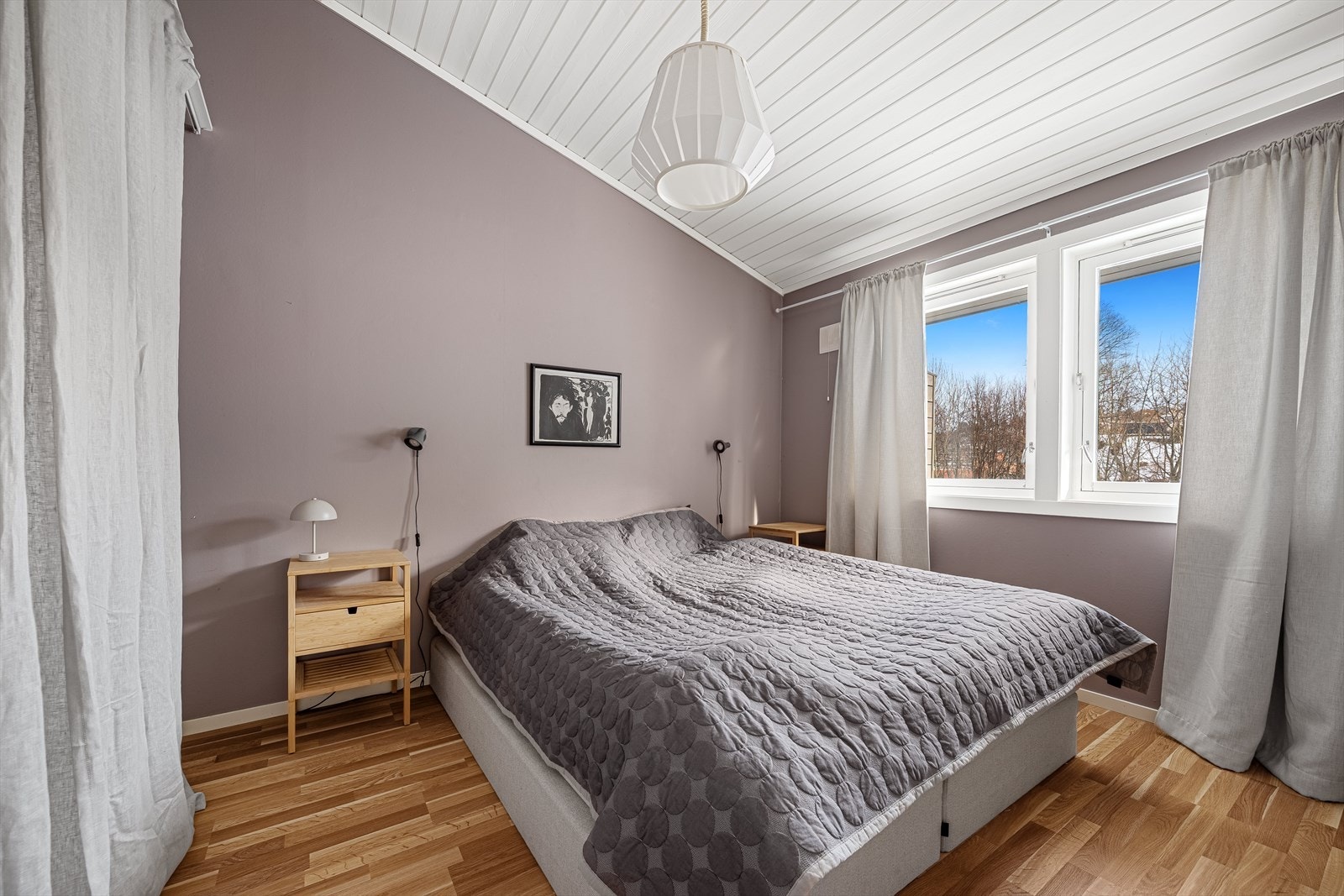 Soverommet er romslig med god takhøyde. Rommet har åpen garderobeinnredning med både hyller og oppheng. Galleribilde