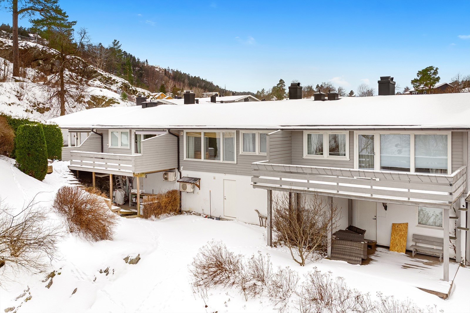 Leiligheten har utgang til felleshagen på østsiden av bygget, via utgangsdør i bod. På denne siden har flere av naboleilighetene laget veranda. Galleribilde