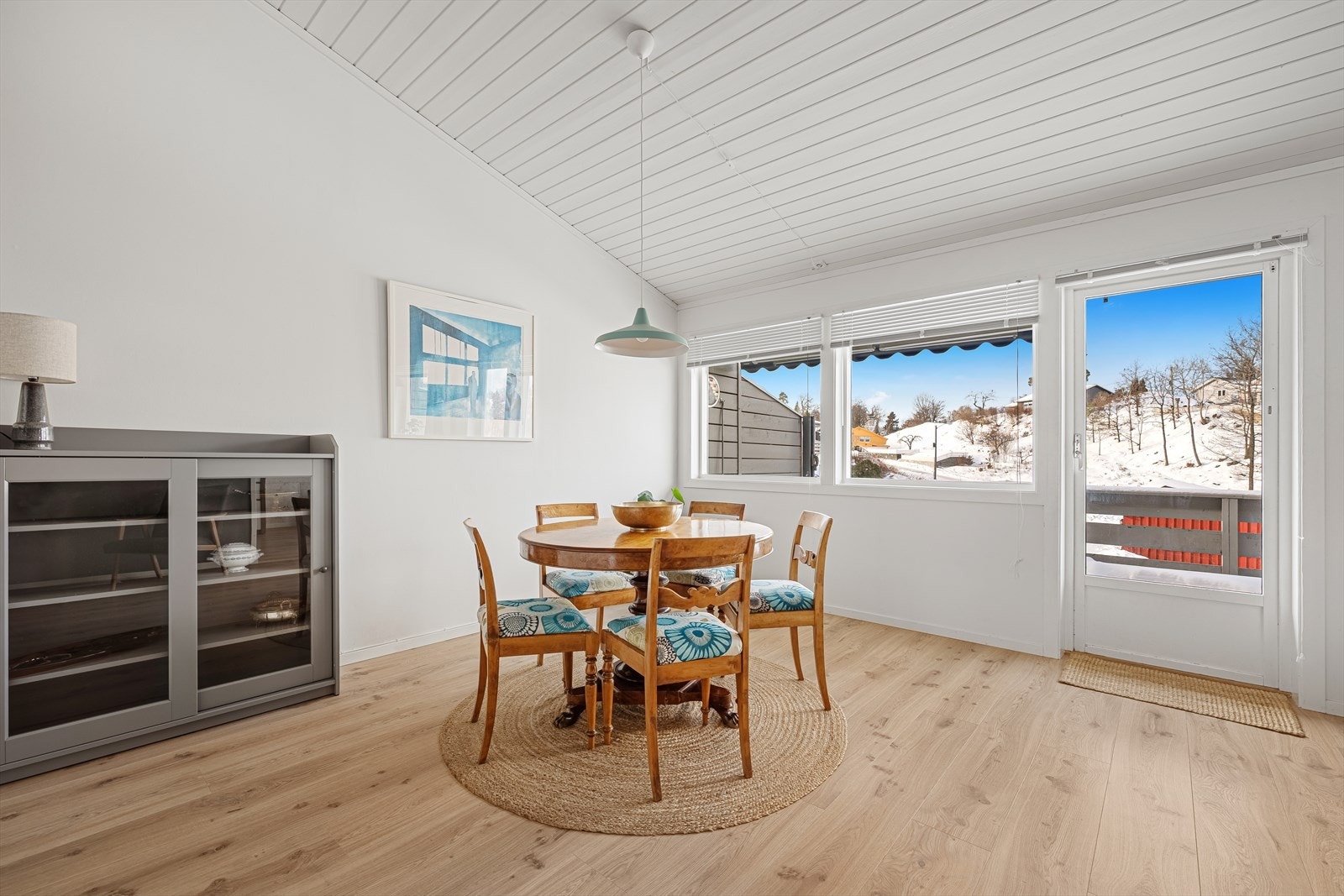 Stuen har utgang til nordvestvendt veranda med gode solforhold ettermiddag- og kveldstid i sommerhalvåret. Galleribilde