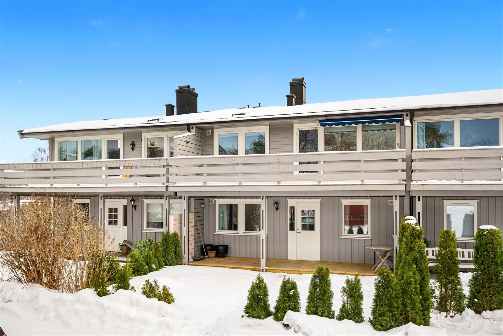 Selve leiligheten har et koselig inngangsparti med gressplen, heller og belegningsstein. Galleribilde