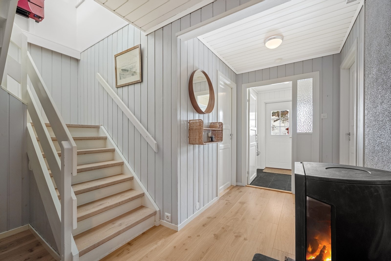 Gangen har pene laminatgulv og rommet er lysmalt. Det er satt inn ny vedovn. Galleribilde