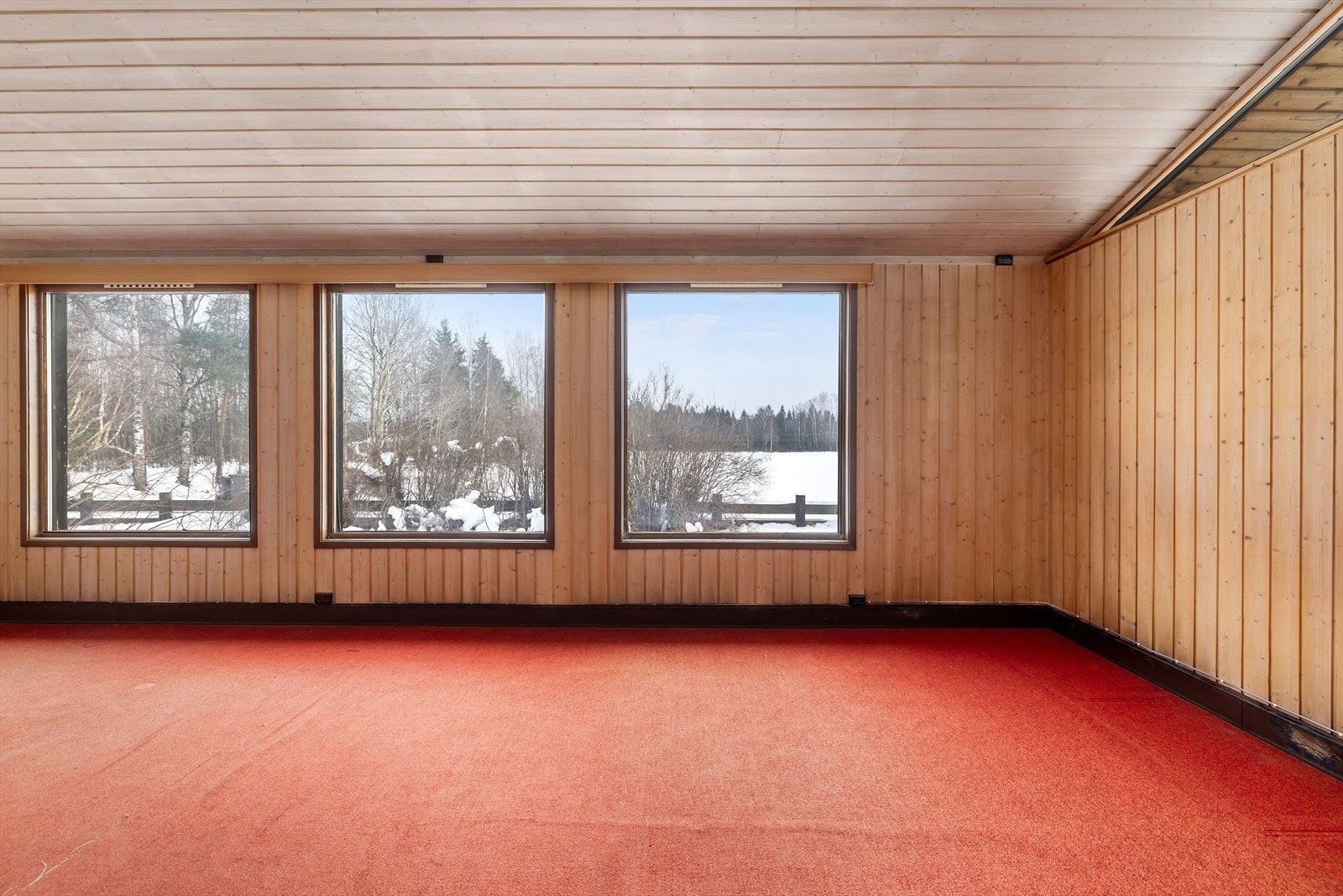 Veldig romslig stue med store vinduer. Galleribilde