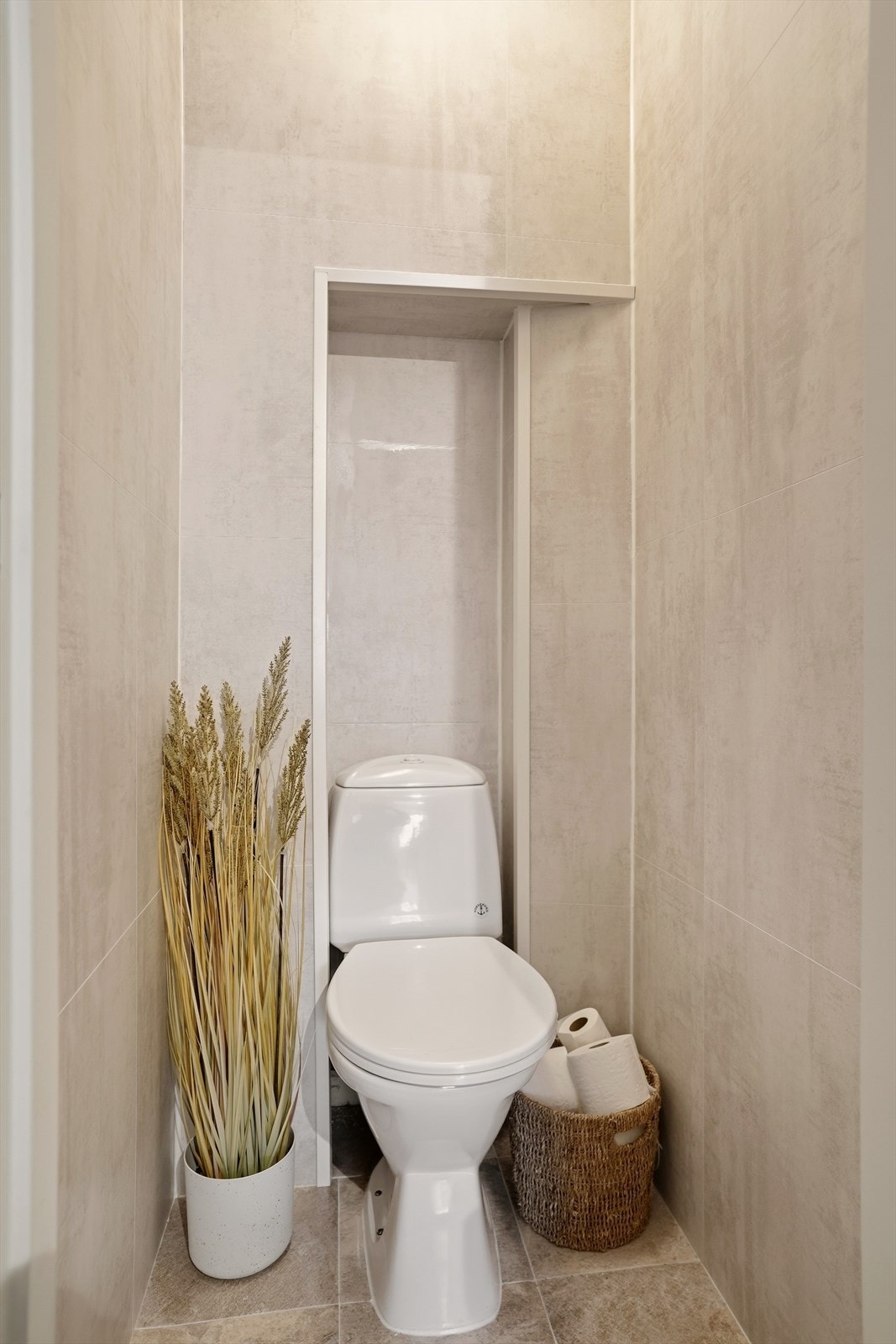 Toalettrommet har fått en oppgradering med nye baderomsfliser i 2025 Galleribilde