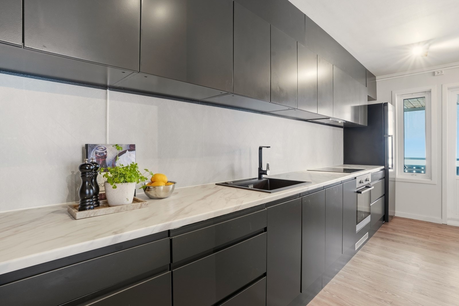 Kjøkkenet ble oppgradert i 2022 med nye overskap og benkeplater Galleribilde