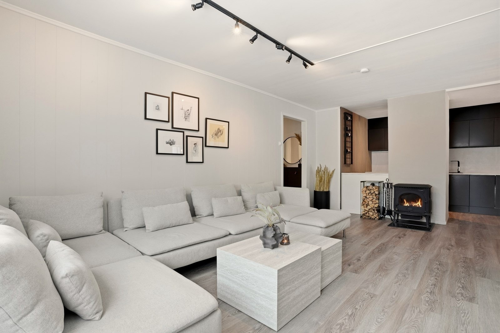 Leiligheten har oppgraderte overflater og framstår lys og moderne Galleribilde