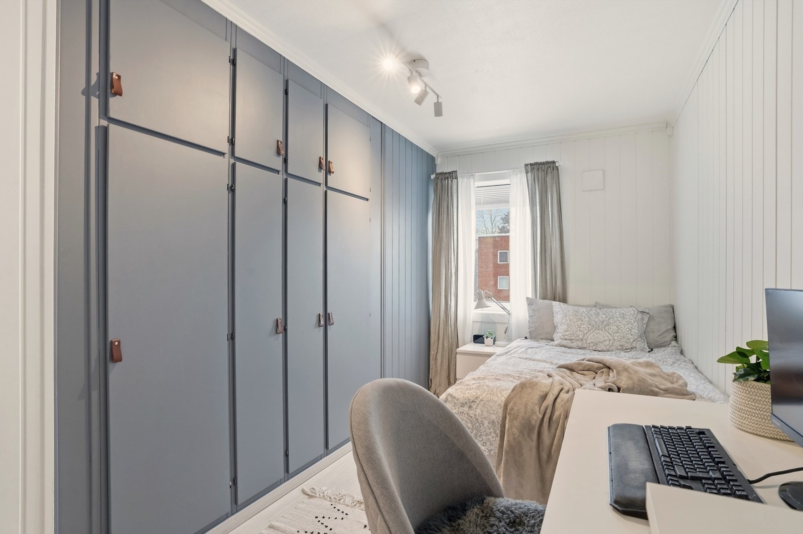 Stor integrert garderobe Galleribilde