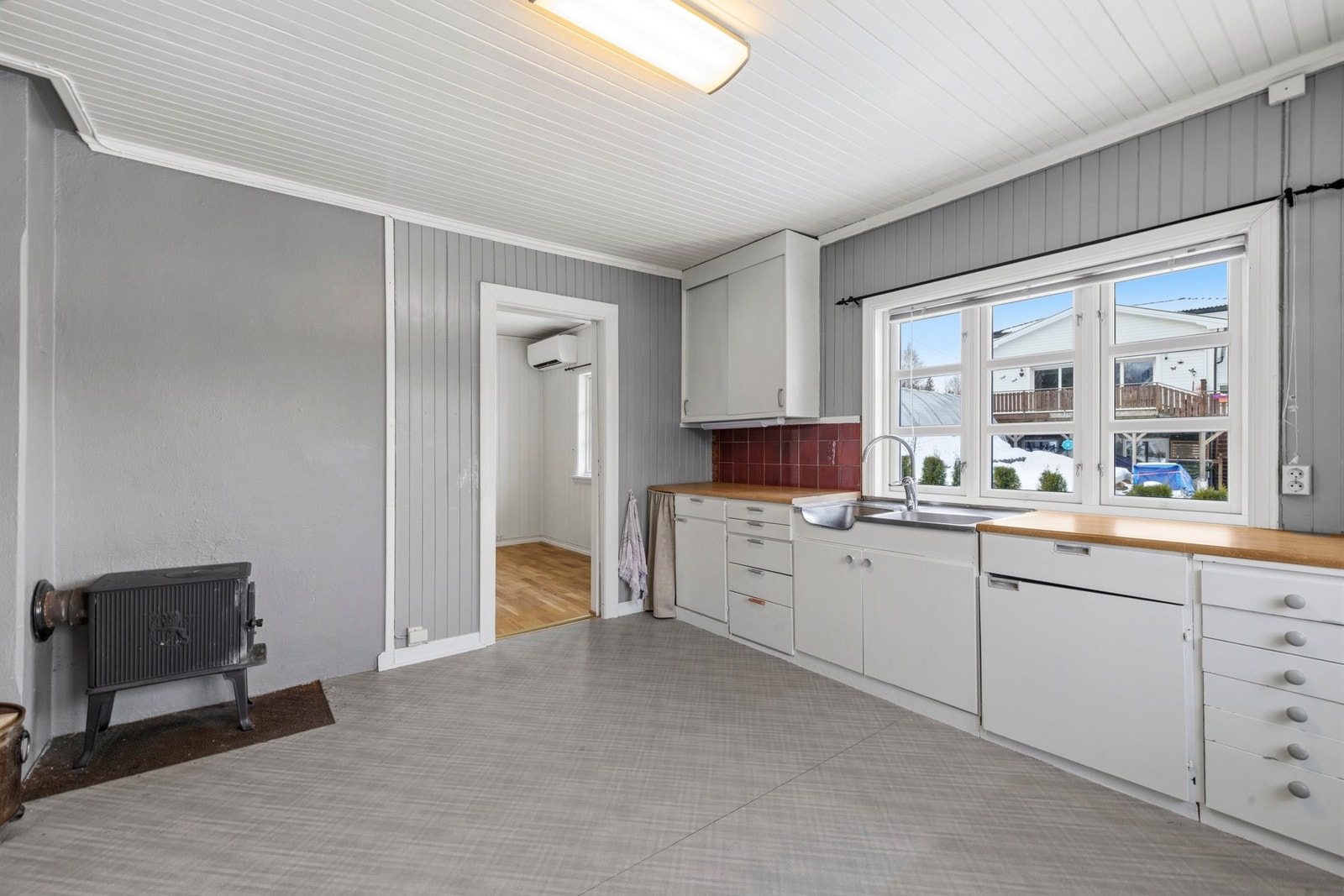 Kjøkkenet har vedovn som gir både varme og en lun hygge. Galleribilde