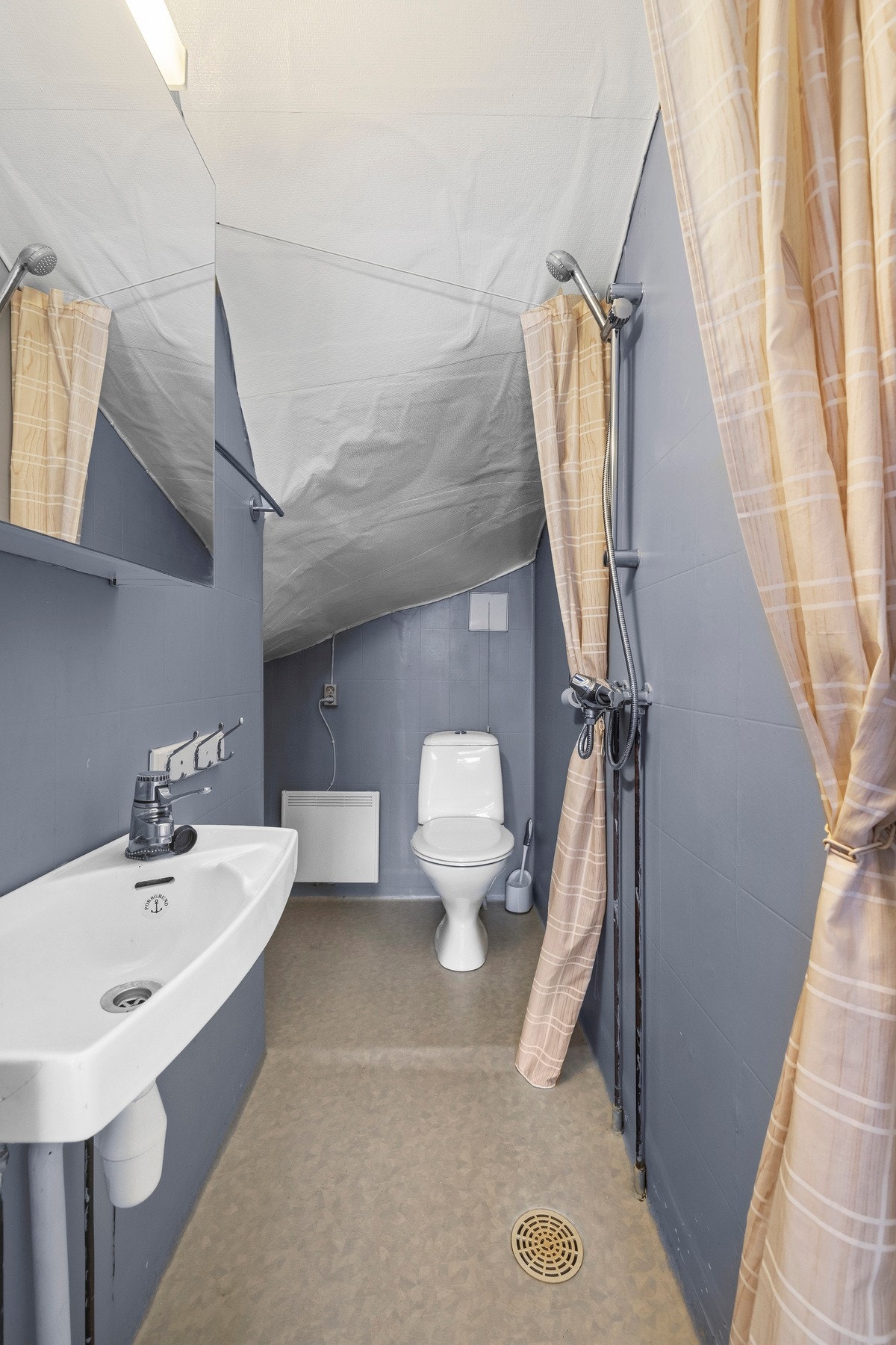 Badet er utdatert og bør fornyes. inneholder i dag: dusj, servant og toalett. Galleribilde