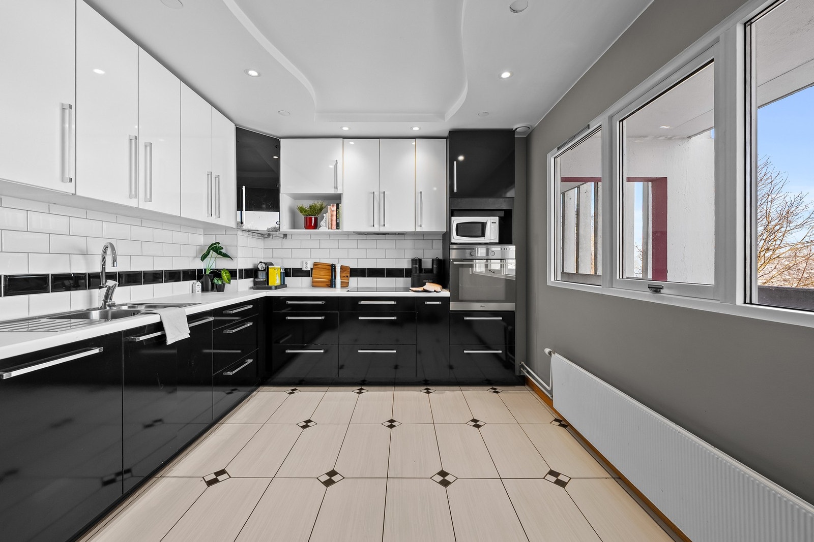 Kjøkkenet har en praktisk utforming med god skap- og benkeplass. Innredningen har glatte fronter og laminat benkeplate, og det er integrert platetopp, stekeovn og oppvaskmaskin. Her ligger alt til rette. Galleribilde