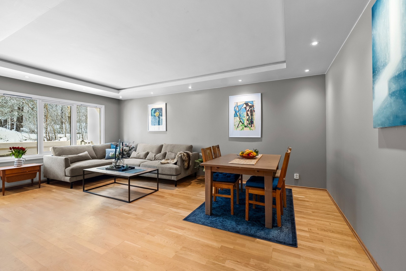 Velkommen til Skåreråsen 16 - Lys og innbydende 3-roms med utsikt mot skogen - Garasjeplass - Vestvendt veranda på 12 kvm - fyring ink - Bad fra 2019! Galleribilde